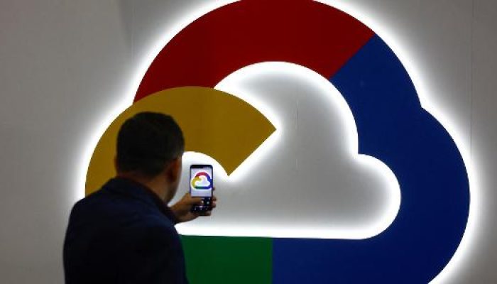 pessoa-tira-foto-em-frente-ao-logotipo-do-google-cloud-o-servico-da-nuvem-da-empresa-1749814079668_v.jpeg