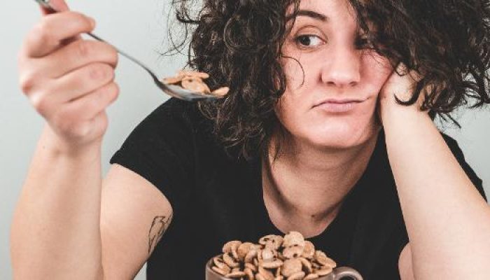 pessoa-tomando-cereal-matinal-1649106592609_v2_615x300.jpg pessoa-tomando-cereal-matinal-1649106592609_v2_615x300.jpg