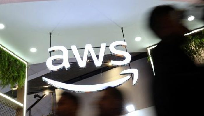 pessoas-andam-diante-da-logo-do-aws-em-congresso-de-telefonia-na-india-1760966611647_v2_615x300.jpg pessoas-andam-diante-da-logo-do-aws-em-congresso-de-telefonia-na-india-1760966611647_v2_615x300.jpg