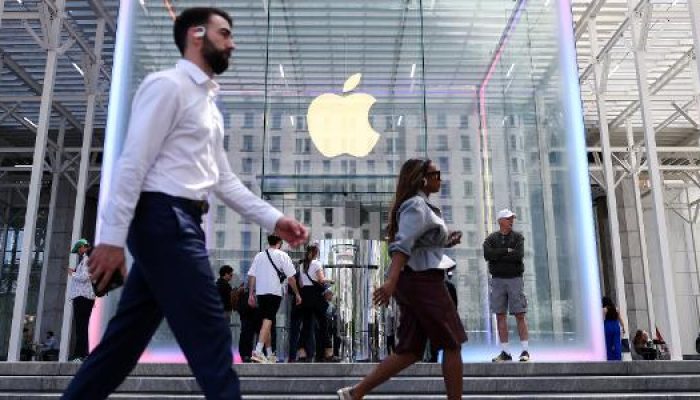 pessoas-caminham-em-frente-a-loja-da-apple-em-nova-york-nos-eua-1746560432622_v2_615x300.jpg pessoas-caminham-em-frente-a-loja-da-apple-em-nova-york-nos-eua-1746560432622_v2_615x300.jpg