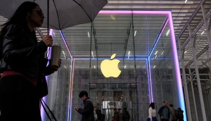 pessoas-caminham-em-frente-a-loja-da-apple-em-nova-york-nos-eua-1749146212102_v2_615x300.jpg