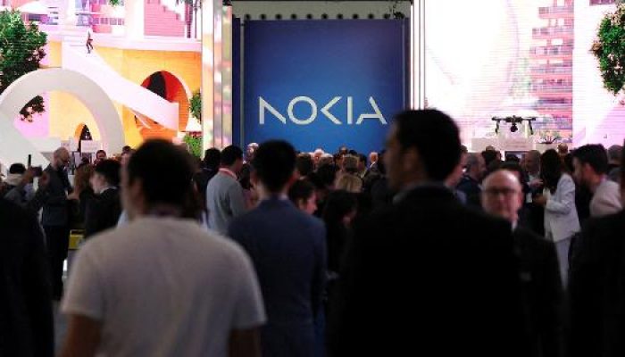 pessoas-caminham-em-frente-ao-estande-da-nokia-durante-feira-de-tecnologia-de-barcelona-em-27-de-fev.jpeg