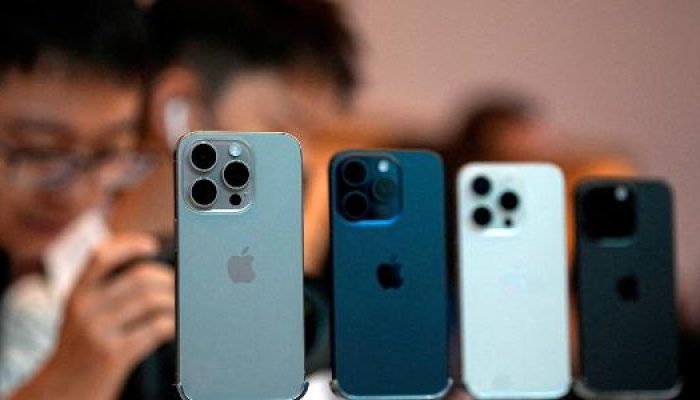 pessoas-observam-o-iphone-15-pro-em-loja-em-xangai-na-china-1723659840659_v2_615x300.jpg