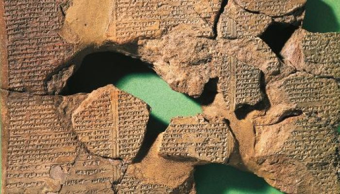 placas-de-argila-com-o-texto-do-epico-de-gilgamesh-encontrada-em-ninive-atual-mossul-no-iraque-e-atu.jpeg placas-de-argila-com-o-texto-do-epico-de-gilgamesh-encontrada-em-ninive-atual-mossul-no-iraque-e-atu.jpeg