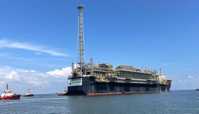 plataforma_da_petrobras_que_reforcara_o_pre-sal_deixa_singapura04.jpg
