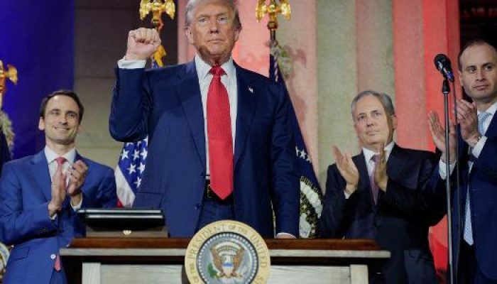 presidente-dos-eua-donald-trump-gesticula-para-plateia-apos-assinar-plano-de-inteligencia-artificial.jpeg presidente-dos-eua-donald-trump-gesticula-para-plateia-apos-assinar-plano-de-inteligencia-artificial.jpeg