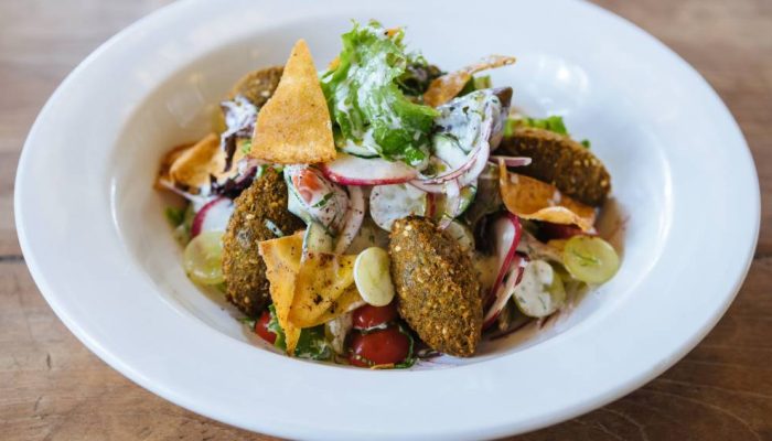 restaurante-manioca_falafel-com-folhas-verdes-rabanete-pepino-cebola-roxa-uva-torradas-de-pc3a3o-sc3.jpeg