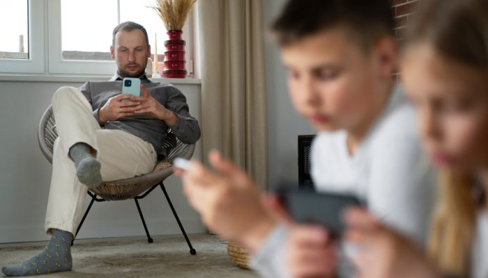 side-view-blurry-kids-with-smartphones.jpg