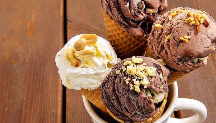 sorvetes-de-chocolate-chocolate-branco-caramelo-e-macadc3a2mia-alta_foto-divulgac3a7c3a3o.jpg.jpg
