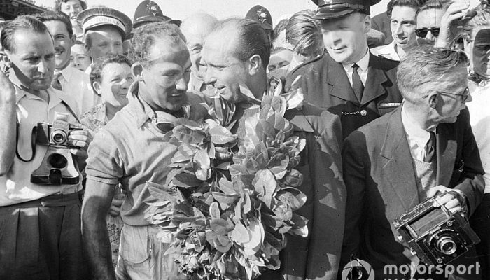 stirling-moss-gives-his-winner.jpg