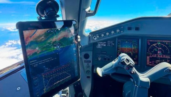 tablet-usado-na-cabine-de-comando-dos-avioes-software-permite-economizar-combustivel-de-acordo-com-p.jpeg