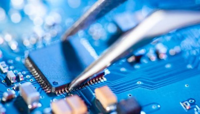 tecnico-em-eletronica-usa-pinca-para-posicionar-chip-semicondutor-em-placa-1636981127412_v2_615x300.jpeg