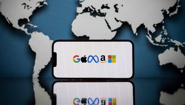 tela-de-celular-mostra-logotipo-de-big-techs-google-apple-meta-amazon-e-microsoft-com-mapa-ao-fundo.jpeg