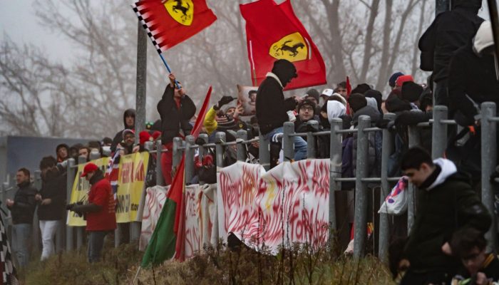 tifosi-ferrari-a-fiorano.jpg tifosi-ferrari-a-fiorano.jpg
