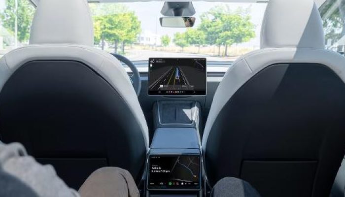 traseira-do-model-y-como-robotaxi-ha-uma-tela-na-parte-traseira-do-carro-para-poder-acionar-a-corrid.jpeg traseira-do-model-y-como-robotaxi-ha-uma-tela-na-parte-traseira-do-carro-para-poder-acionar-a-corrid.jpeg