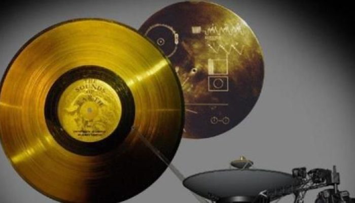 um-disco-de-ouro-contendo-imagens-musicas-e-saudacoes-da-terra-foi-incluido-nas-naves-espaciais-voya.jpeg um-disco-de-ouro-contendo-imagens-musicas-e-saudacoes-da-terra-foi-incluido-nas-naves-espaciais-voya.jpeg