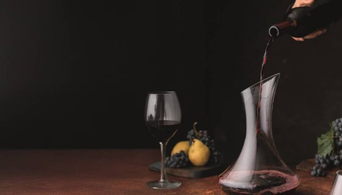 vista-lateral-derramando-vinho-na-garrafa_exp2.png.jpg vista-lateral-derramando-vinho-na-garrafa_exp2.png.jpg